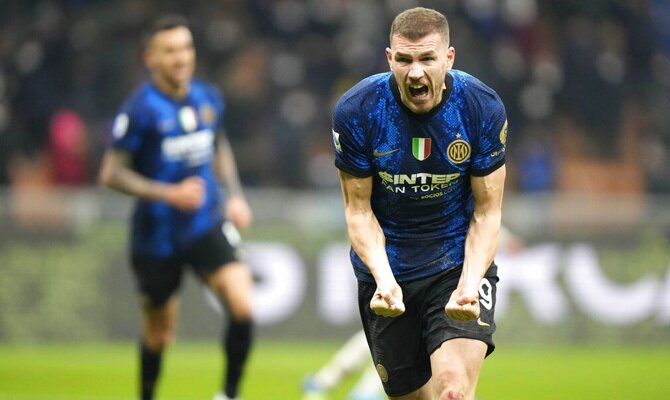 Imagen de Edin Dzeko celebrando un gol. Pronósticos y cuotas del Inter vs Milan de la Serie A.