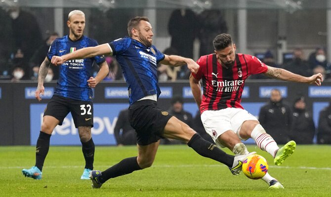 Giroud dispara ante la oposición de un defensa. Pronósticos Milan Vs Inter, Coppa Italia 2021-22.