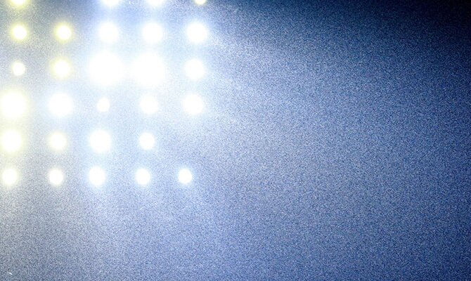 Un foco ilumina el estadio bajo la lluvia. Cuotas Olimpia vs César Vallejo, Copa Libertadores.