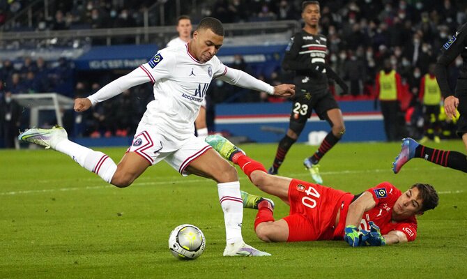 Kylian Mbappe se dispone a lanzar a puerta. Picks y cuotas PSG vs Real Madrid, Champions League.
