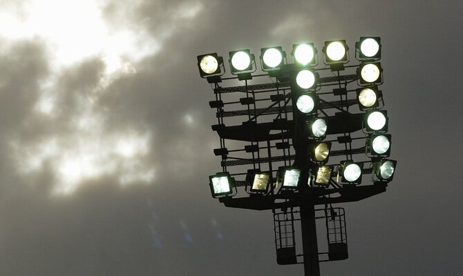 Imagen de focos alumbrando el estadio. Cuotas UTC vs Sport Boys del Apertura de la Liga 1 2022.
