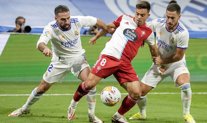 Dani Carvajal del Real Madrid disputa un balon ante Celta