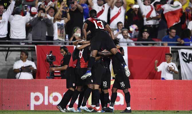 Jugadores de la Selección de Perú celebrando un gol