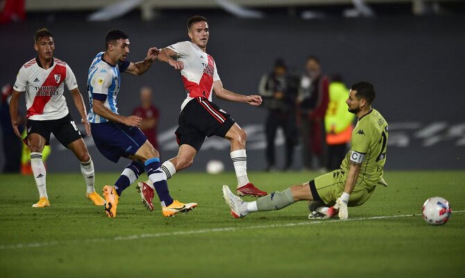 Jugadores de River Plate en partido de la liga argentina