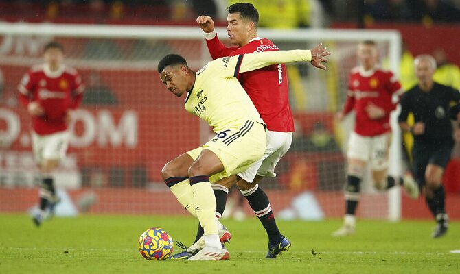 Cristiano Ronaldo del Manchester United disputa el balón ante el Arsenal