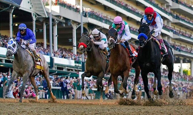 Medina Spirit y otros caballos en la ultima edicion del Kentucky Derby