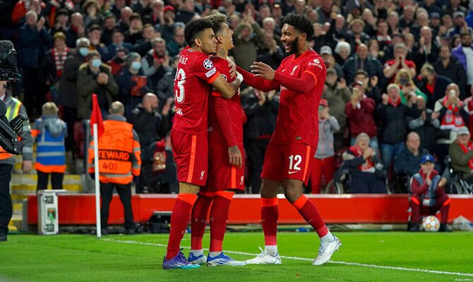 Futbolistas del Liverpool celebrando una anotacion en la Champions