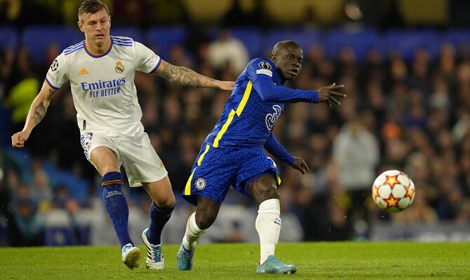 Toni Kroos del Real Madrid y N Golo Kante del Chelsea