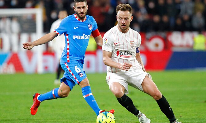Ivan Rakitic del Sevilla intenta burlar una marca ante el Atletico Madrid