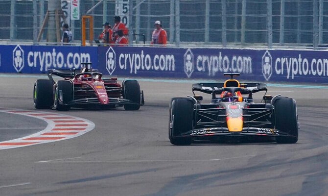 Max Verstappen por delante de Charles Leclerc en un GP de F1