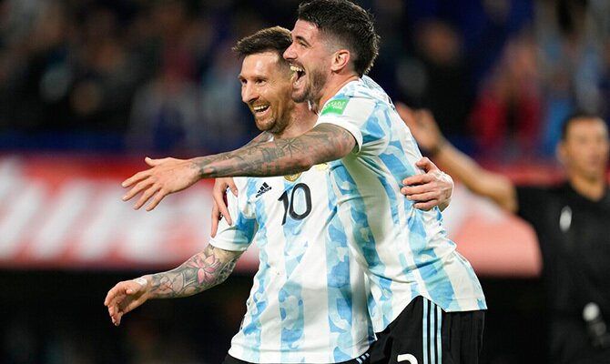 Lionel Messi y Rodrigo De Paul celebran un gol de la seleccion argentina