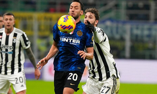 Hakan Calhanoglu del Inter protege el balon en juego ante Juventus