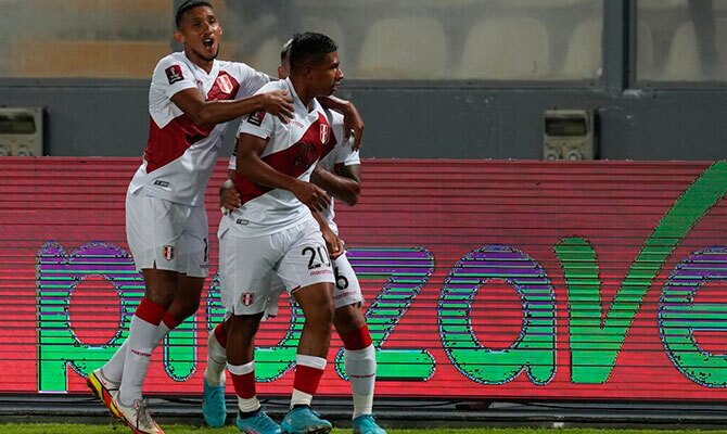 Edison Flores festeja una anotacion con sus compañeros de la seleccion peruana