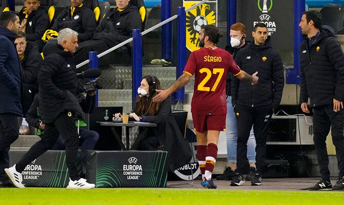 Jose Mourinho da indicaciones en partido de la Conference League