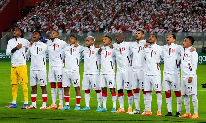 La Seleccion Peruana cantando el himno antes de un partido oficial
