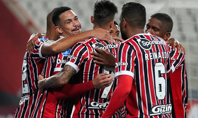 Jugadores del Sao Paulo abrazados festejando una anotacion