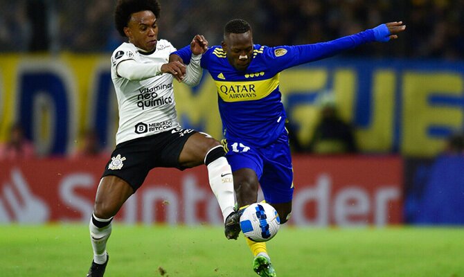 El peruano Luis Advincula de Boca Juniors lucha con Willian de Corinthians