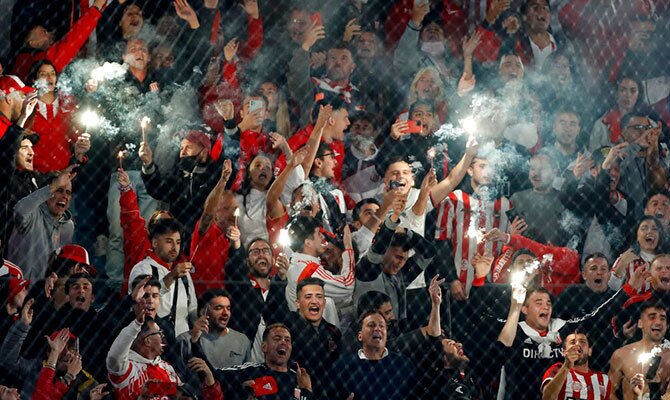 Hinchas de Estudiantes de La Plata se ilusionan con el titulo en el futbol argentino