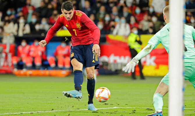 Alvaro Morata remata en un partido de la seleccion española
