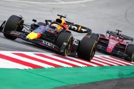 Max Verstappen aventaja a Charles Leclerc en el GP de Austria