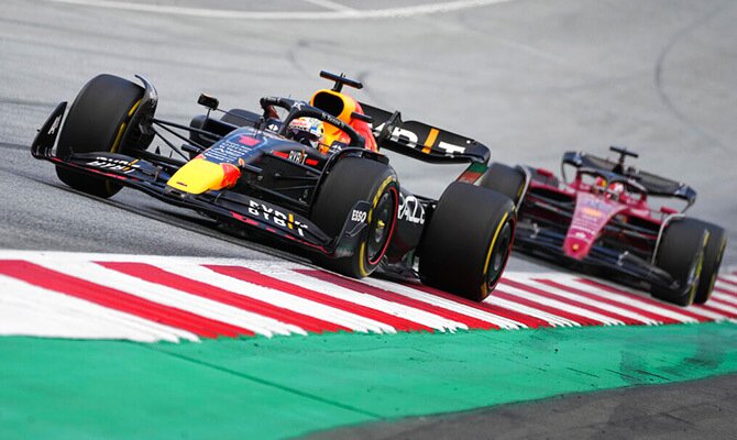 Max Verstappen aventaja a Charles Leclerc en el GP de Austria