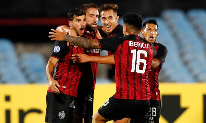 Bernardo Cuesta celebra una anotacion con otros jugadores de Melgar