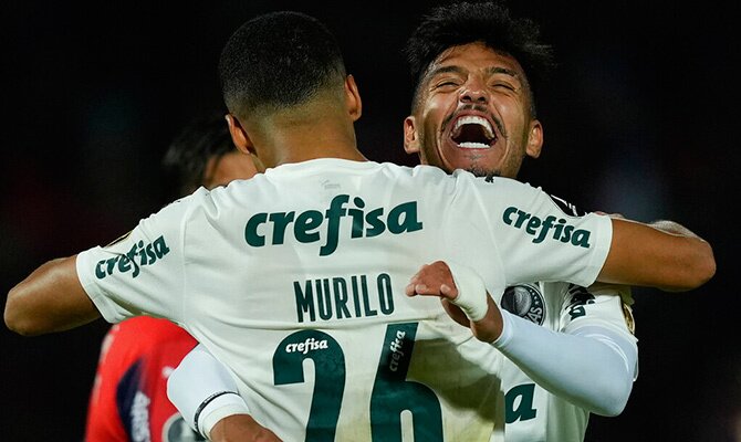 Gabriel Menino y Murilo celebran un gol del Palmeiras