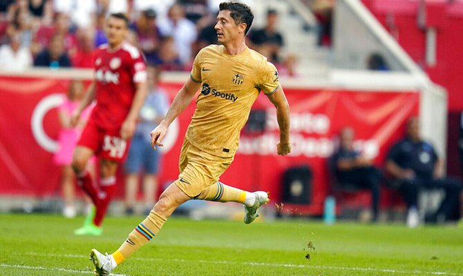 Robert Lewandowski en partido de preparacion con el Barcelona