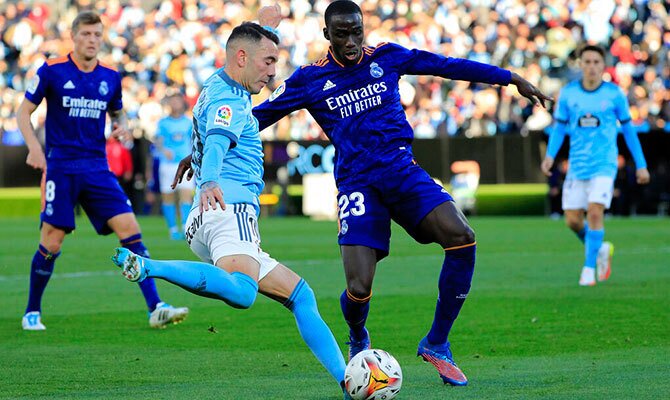 Iago Aspas del Celta y Ferland Mendy del Real Madrid