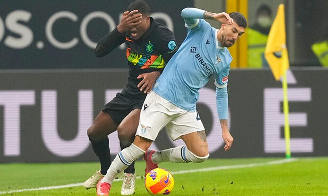 Denzel Dumfries del Inter y Mattia Zaccagni de la Lazio