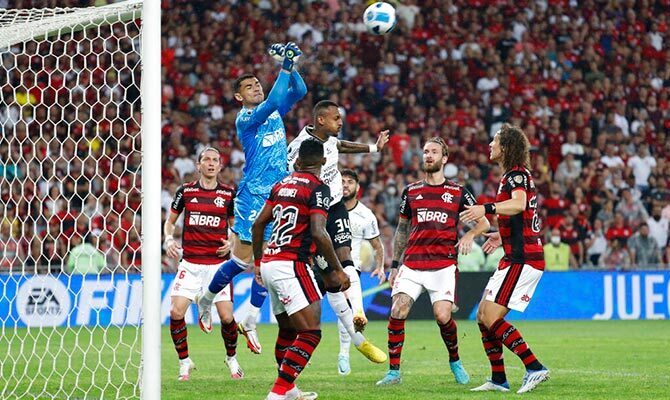 Futbolistas del Flamengo en accion de la Copa Libertadores