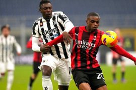 Moise Kean de la Juventus y Pierre Kalulu del AC Milan