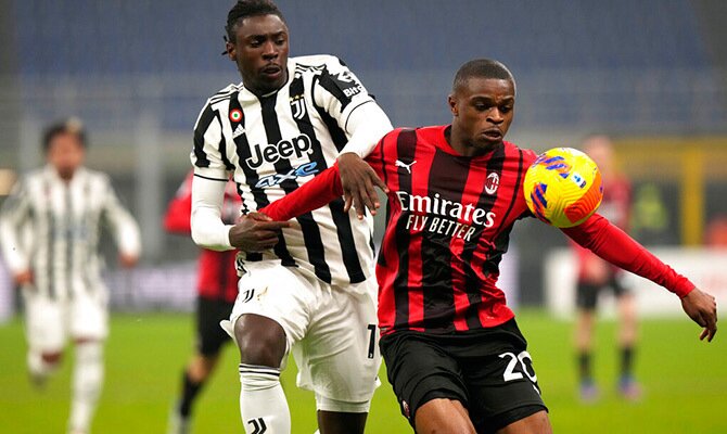 Moise Kean de la Juventus y Pierre Kalulu del AC Milan