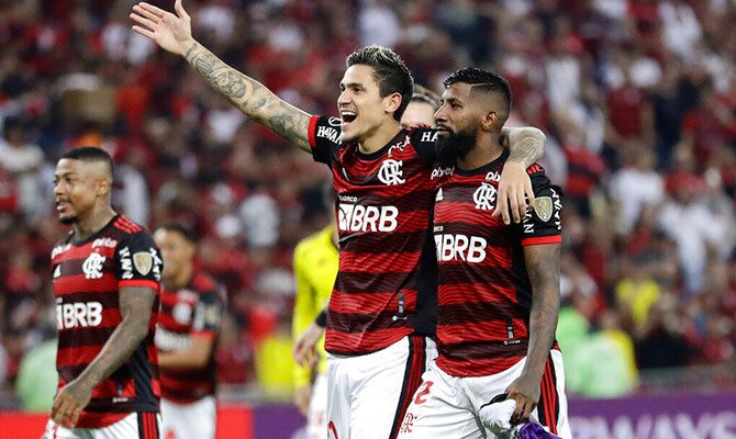 Rodinei y Pedro celebran un triunfo del Flamengo en la Libertadores