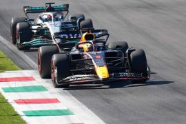Max Verstappen liderando la carrera en el Gran Premio de Monza 2022