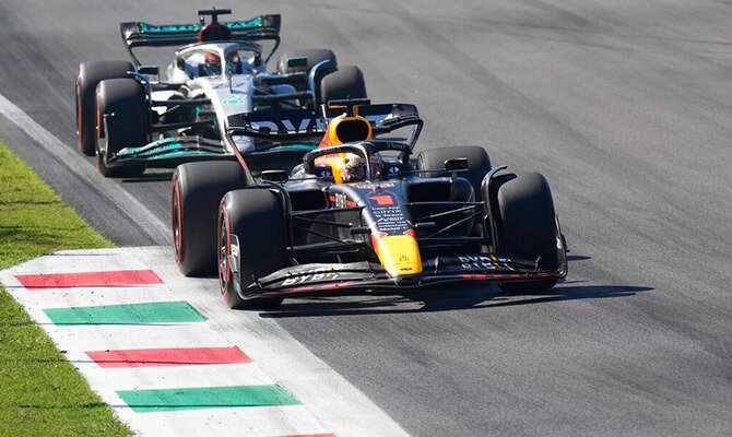 Max Verstappen liderando la carrera en el Gran Premio de Monza 2022