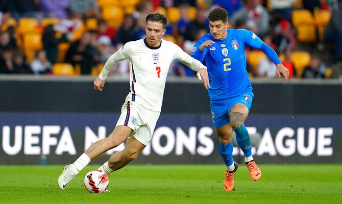 Jack Grealish de Inglaterra y Giovanni Di Lorenzo de Italia en disputa