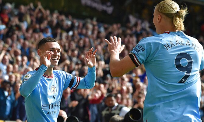 Phil Foden y Erling Haaland festejan una anotacion del Manchester City en la Premier