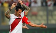 Gianluca Lapadula lamenta una oportunidad de gol perdida para Peru