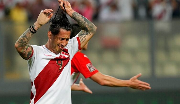 Gianluca Lapadula lamenta una oportunidad de gol perdida para Peru