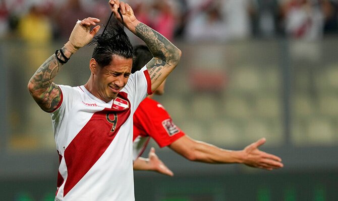 Gianluca Lapadula lamenta una oportunidad de gol perdida para Peru