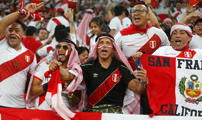 Aficionados de la seleccion peruana en el ultimo juego contra Australia