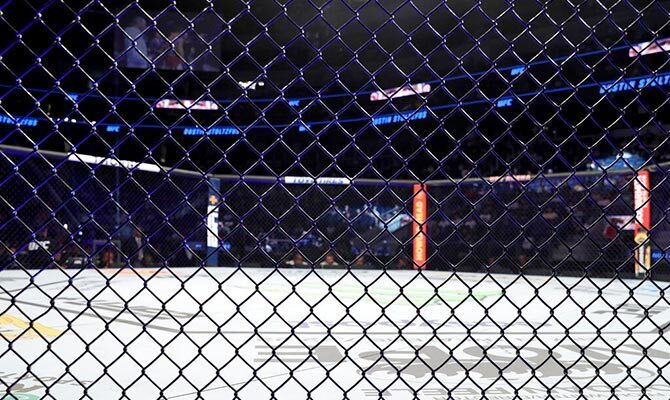 Un octagono de UFC a la espera de los peleadores en una velada en Miami