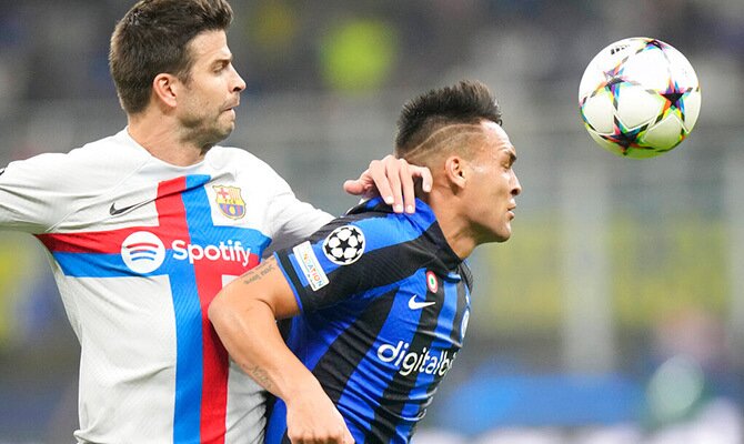 Gerard Pique del Barcelona busca el balon ante Lautaro Martinez del Inter