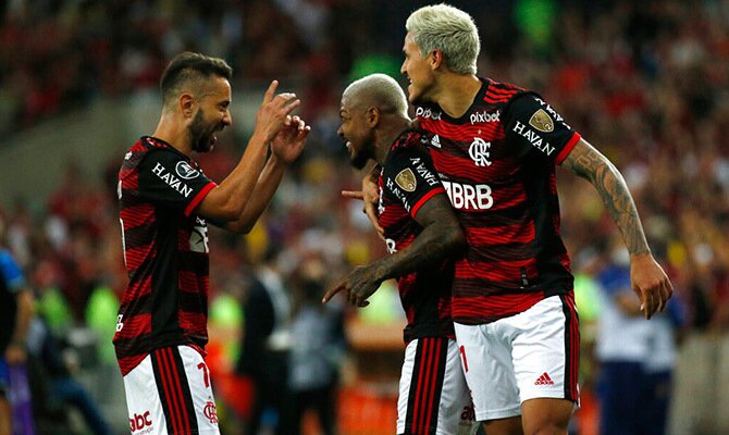Everton Ribeiro, Marinho y Pedro festejan un gol de Flamengo en la Libertadores