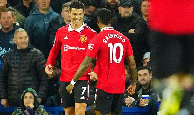 Cristiano Ronaldo festeja con Marcus Rashford una anotacion del Manchester Untied