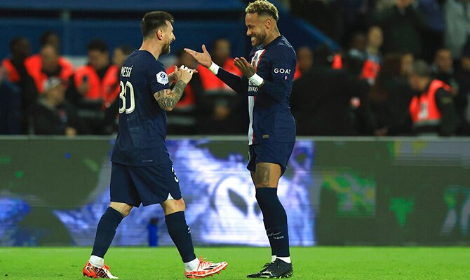 Lionel Messi y Neymar celebran una anotacion del PSG en la Ligue 1