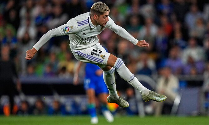 Federico Valverde del Real Madrid remata en un partido frente al Getafe