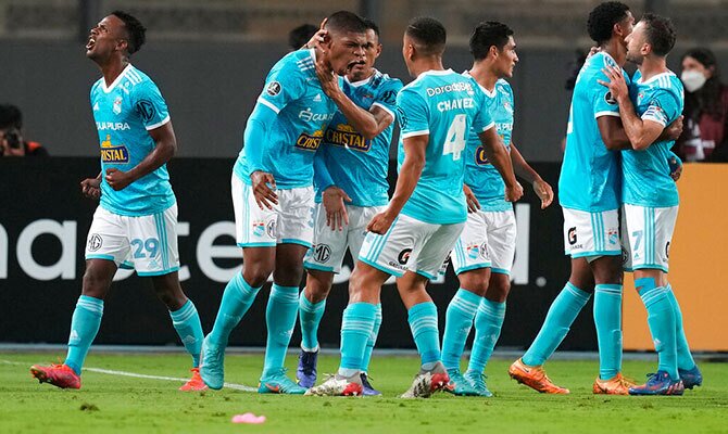 Futbolistas de Sporting Cristal celebran un gol en la Libertadores