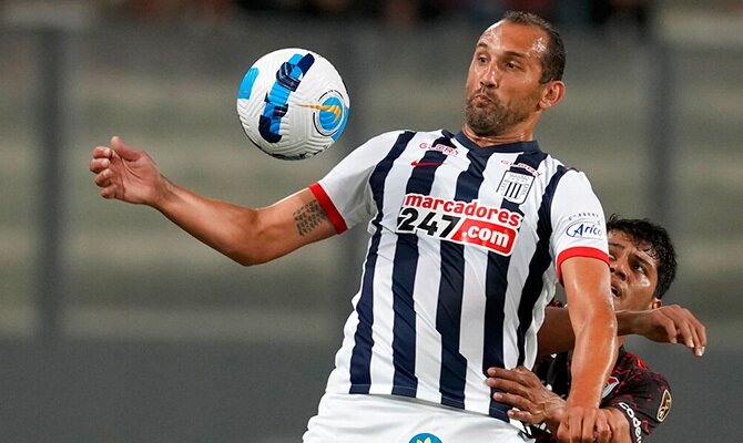 Hernan Barcos domina el balon en partido de Alianza Lima contra River Plate